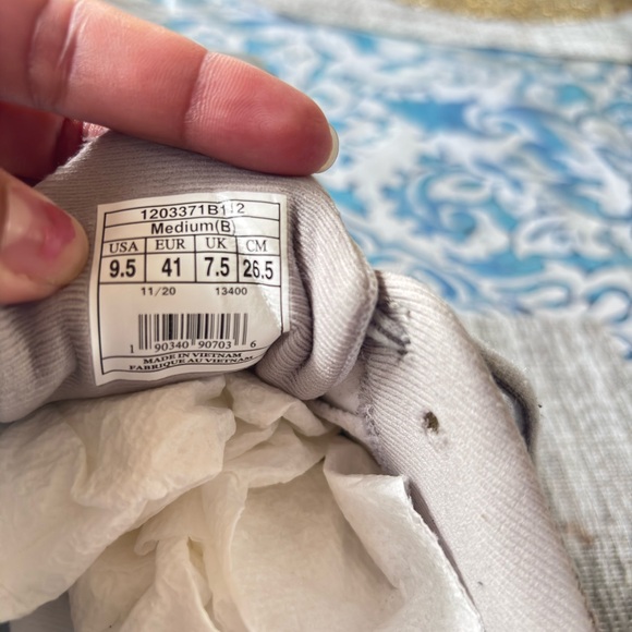 Brooks Women's Sneakers Silver size 9.5 - Picture 4 of 5